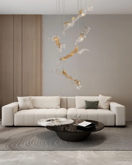 Candeeiro de teto Avesa D60 escultórico dourado e vidro suspenso sobre sofá branco.