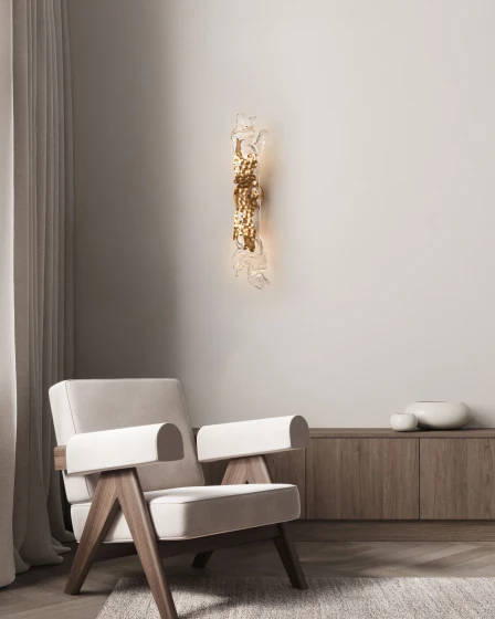 Aplique Avesa dourado com cristais iluminado em sala minimalista