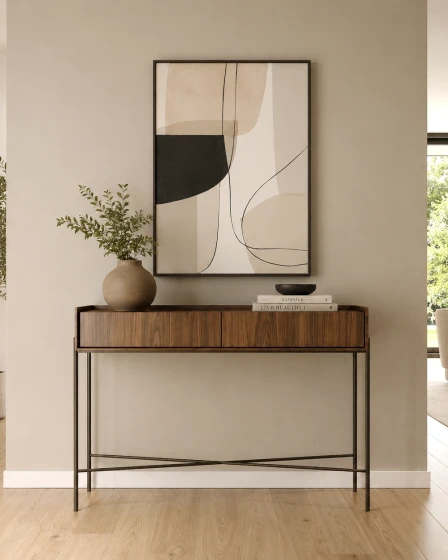 Consola Puro em madeira com pernas metálicas finas, quadro abstrato e vaso decorativo