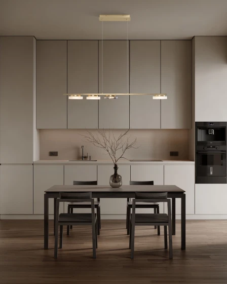 Candeeiro de teto Flossie dourado e minimalista com três globos iluminando mesa de jantar