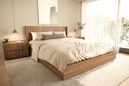 Cama de casal puro com estrutura de madeira e roupa de cama bege num quarto luminoso