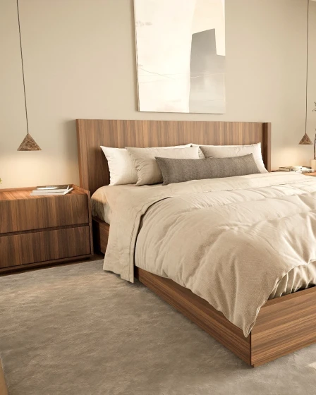 Mesa de cabeceira Puro em madeira ao lado de cama moderna com iluminação pendente