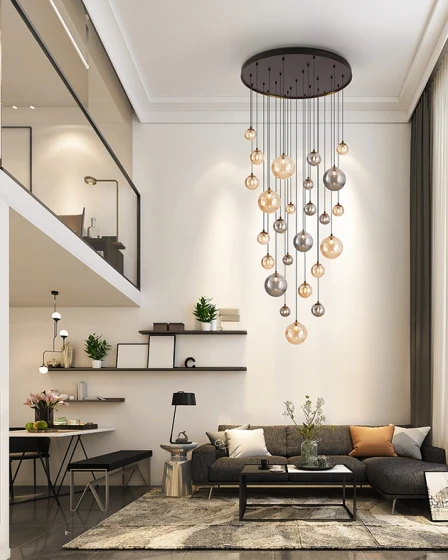 Candeeiro de teto dark 25l com 25 globos de vidro pendentes em sala moderna