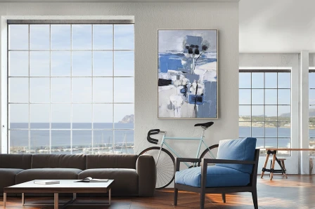 Quadro Paisaje Azul abstrato azul e branco na parede de sala, com bicicleta, sofá e poltrona azul