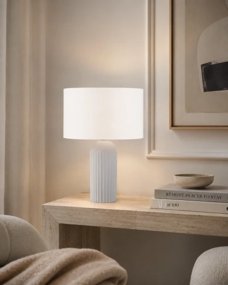 Candeeiro de mesa Ammos White branco, base canelada e cúpula cilíndrica sobre consola