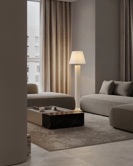 Candeeiro de pé Bacco iluminando canto de sala com sofá e mesa baixa
