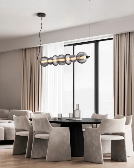 Candeeiro de teto Bally com seis globos de vidro fumado suspenso sobre mesa de jantar