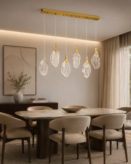 Candeeiro de teto Bellina com seis pendentes de vidro sobre mesa de jantar
