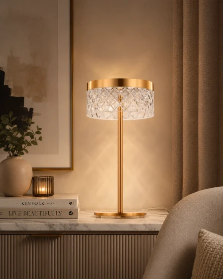 Candeeiro de mesa Bion dourado com cúpula de cristal facetado e base circular