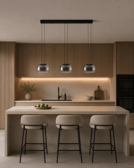 Candeeiro de teto Bios Line com três pendentes de vidro fumado sobre ilha de cozinha