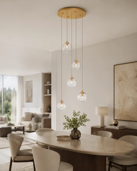 Candeeiro de teto Coen com cinco globos de vidro suspensos sobre mesa de jantar