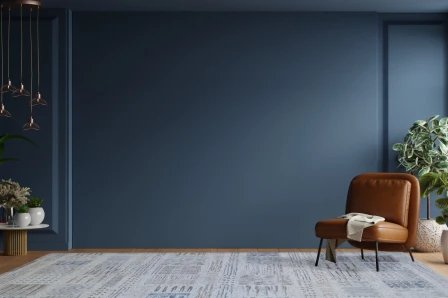Tapete Drizzle cinzento com padrão abstrato em sala com parede azul e poltrona castanha