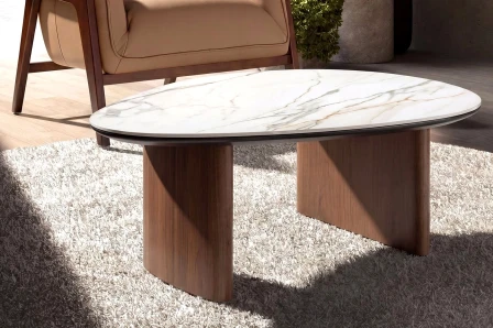 Mesa de centro triangular com tampo de mármore branco e pés curvos em madeira