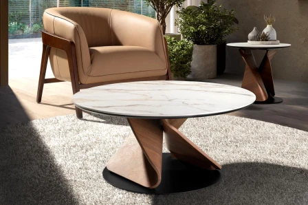 Mesa de centro redonda com tampo em mármore e base de pés torcidos em madeira