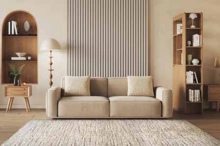 Sofá bege em sala moderna com tapete neutro claro e estantes em madeira