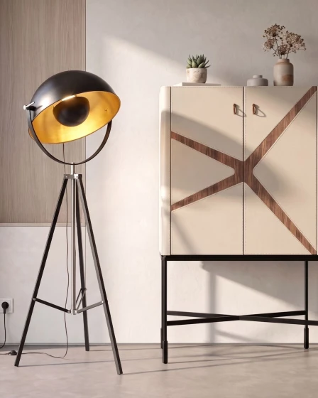 Candeeiro de chão Dilor com tripé metálico preto e interior dourado junto a móvel