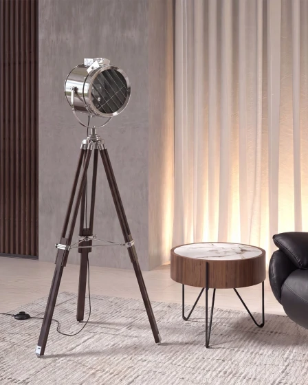 Candeeiro de pé estilo holofote de cinema em tripé numa sala moderna