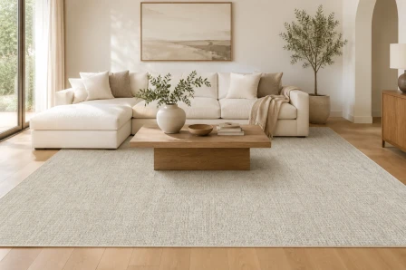 Tapete Lithos bege claro em sala com sofá seccional creme, mesa de centro de madeira