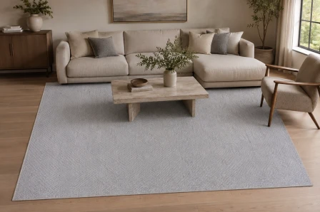 Tapete Ocean cinzento claro em sala com sofá e mesa de centro